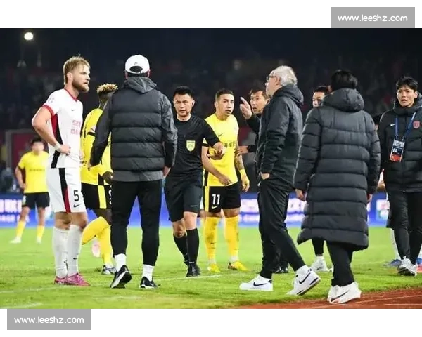 补时失控！蓉城爆铲引冲突，超时绝平再掀混战